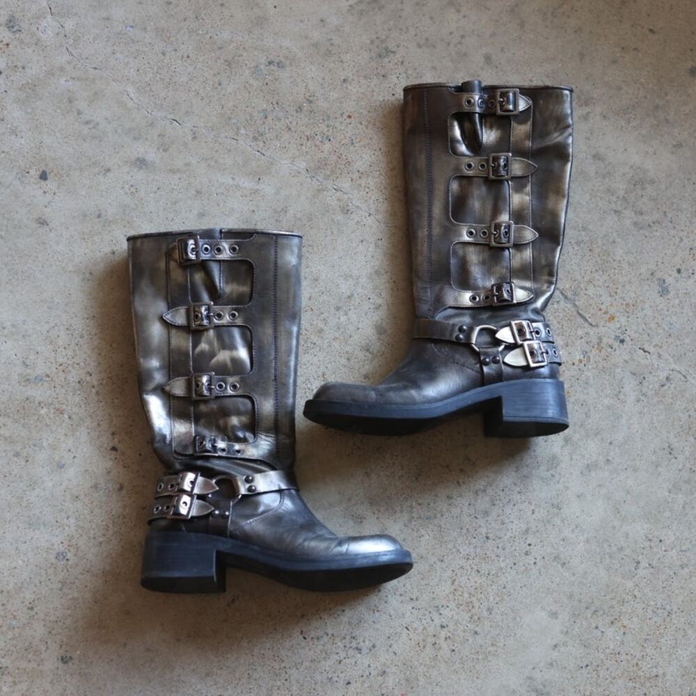 Steve Madden Rocky Boots 8.5 Metallic Pewter Moto Buckle Boot Distressed Leather